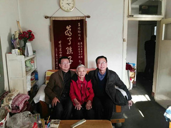 甘肅演藝集團藝術(shù)總監(jiān)胡豫川、甘肅秦腔藝術(shù)劇院副總經(jīng)理馬臨軍等慰問甘肅秦腔藝術(shù)劇院部分離退休老同志
