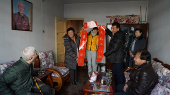 甘肅演藝集團董事長朱玉蘭、總經(jīng)理張明、藝術(shù)總監(jiān)胡豫川等慰問離退休老同志