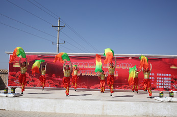 藝術(shù)總監(jiān)胡豫川帶隊(duì)赴環(huán)縣八珠鄉(xiāng)白塬村慰問演出