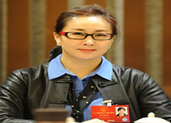 甘肅省隴劇院副院長(zhǎng)雷通霞建議將戲曲教育正式納入國(guó)民教育體系
