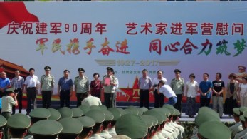 慶祝建軍90周年：甘肅省雜技團(tuán)深入軍營(yíng)慰問演出