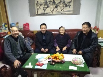 甘肅省舞臺美術(shù)工廠領導班子慰問離退休老干部職工