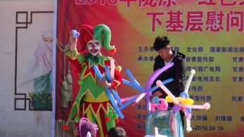 甘肅省雜技團赴張家川縣胡川鎮(zhèn)、川王鎮(zhèn)、大陽鎮(zhèn)、劉保鎮(zhèn)、秦安鄉(xiāng)、木河鄉(xiāng)等村鎮(zhèn)開展2018年“我們的中國夢”——文化進萬家暨隴原“紅色文藝輕騎兵”文化惠民演出活動