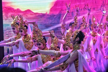教育部、文化和旅游部、財政部2019年高雅藝術(shù)進(jìn)校園——中國經(jīng)典舞劇《絲路花雨》在濟(jì)南歷城二中華彩綻放