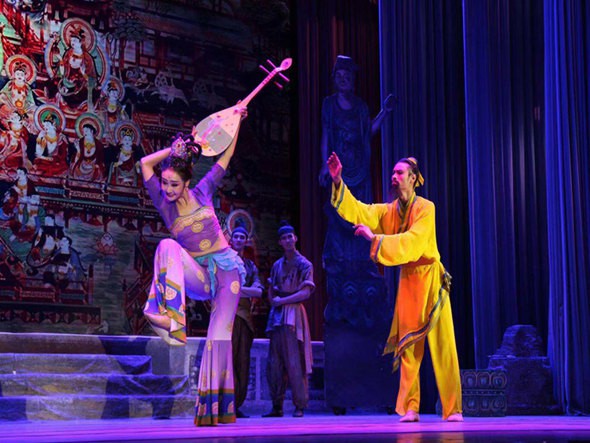 教育部、文化和旅游部、財政部2019年高雅藝術(shù)進校園——舞劇《絲路花雨》與長春高校師生如約而至