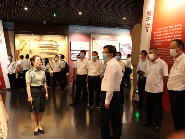 “ 傳承紅色基因，學(xué)習(xí)時代楷模，講好中國故事”——甘肅演藝集團(tuán)機(jī)關(guān)黨支部聯(lián)合演出公司、舞美中心黨支部赴古浪開展主題黨日活動