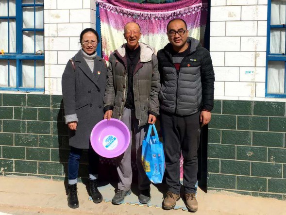精準扶貧解憂困　入戶慰問暖人心——甘肅演藝集團歌舞劇院一行到幫扶村入戶慰問