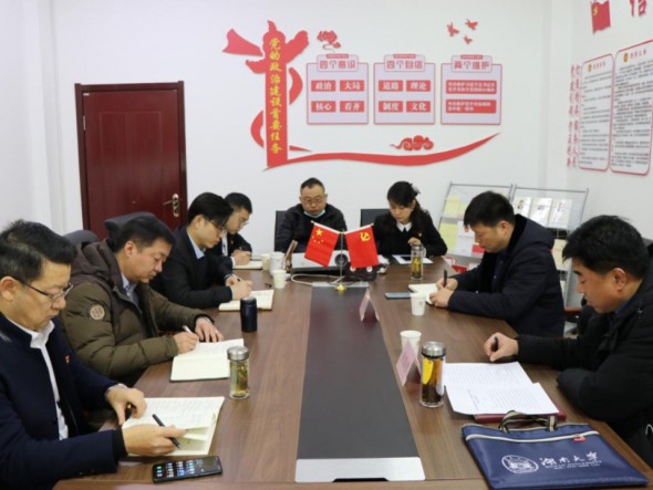 甘肅演藝集團黨委委員、副總經(jīng)理張國偉為演出公司、舞美中心黨員干部職工 作黨的十九屆五中全會精神宣講
