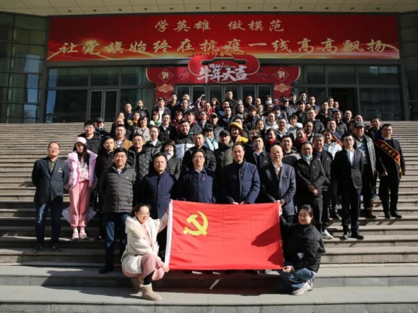 甘肅演藝集團(tuán)機(jī)關(guān)黨委開展“學(xué)英雄·做模范—讓黨旗始終在抗疫一線高高飄揚(yáng)” 主題黨日活動
