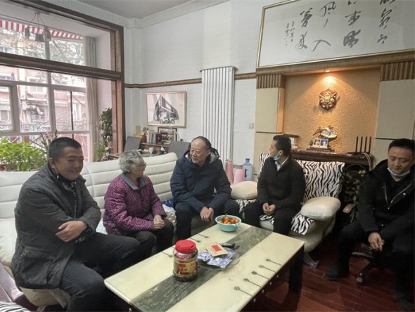 甘肅演藝集團領(lǐng)導(dǎo)走訪慰問退休老干部、老黨員和困難職工