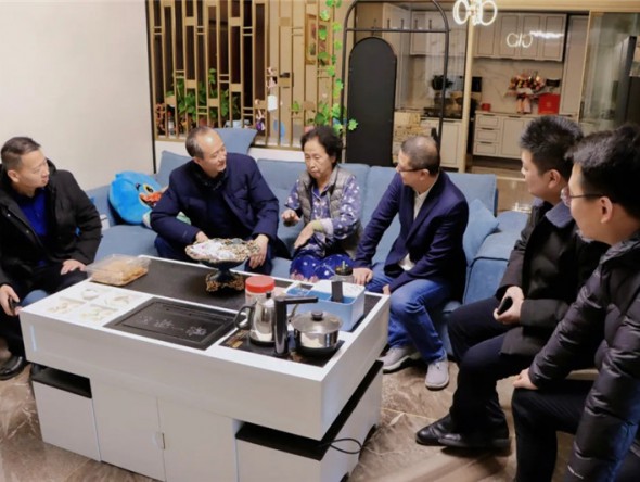 歲寒時節(jié)送暖意 殷殷關(guān)懷顯真情——甘肅演藝集團黨委副書記、總經(jīng)理劉小承同志一行赴歌舞劇院開展春節(jié)前走訪慰問活動