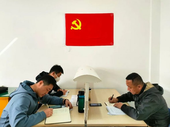弘揚(yáng)勞模精神，用青春力量點(diǎn)燃?jí)粝耄承蔫T就輝煌未來