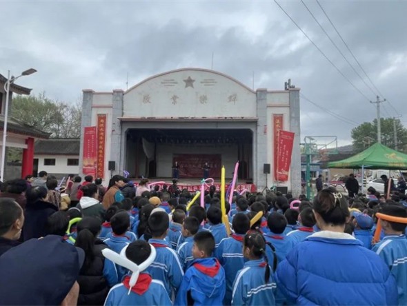 “三抓三促”行動(dòng)進(jìn)行時(shí)——甘肅演藝集團(tuán)敦煌藝術(shù)團(tuán)在隴南開(kāi)展省級(jí)政府購(gòu)買惠民演出活動(dòng)