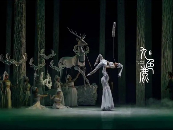 用藝術(shù)溫潤(rùn)城市——幻景式敦煌文化雜技劇《九色鹿》在敦煌大劇院首演成功