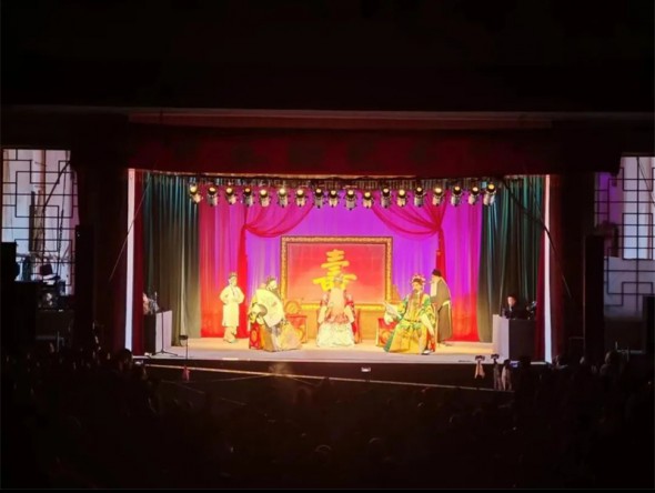 甘肅秦腔藝術(shù)劇院赴秦安、靜寧、臨洮演出，甘肅演藝集團(tuán)黨委副書記龍富國親臨演出現(xiàn)場看望一線職工