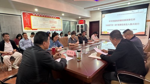 甘肅演藝集團(tuán)黨委委員、副總經(jīng)理、財務(wù)總監(jiān)張國偉在秦腔藝術(shù)劇院作學(xué)習(xí)貫徹習(xí)近平新時代中國特色社會主義思想主題教育專題黨課